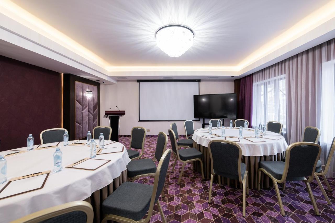 Orient Hotel Бишкек Екстериор снимка
