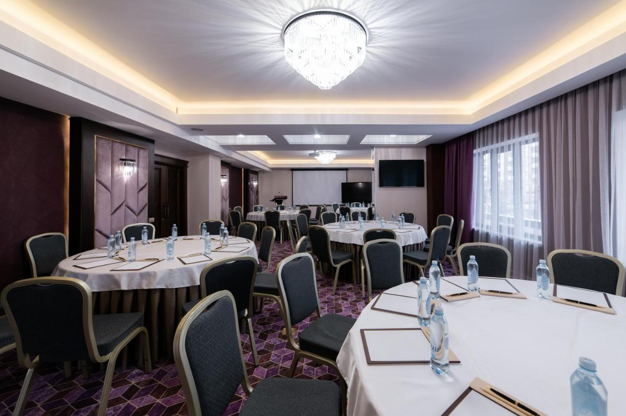Orient Hotel Бишкек Екстериор снимка
