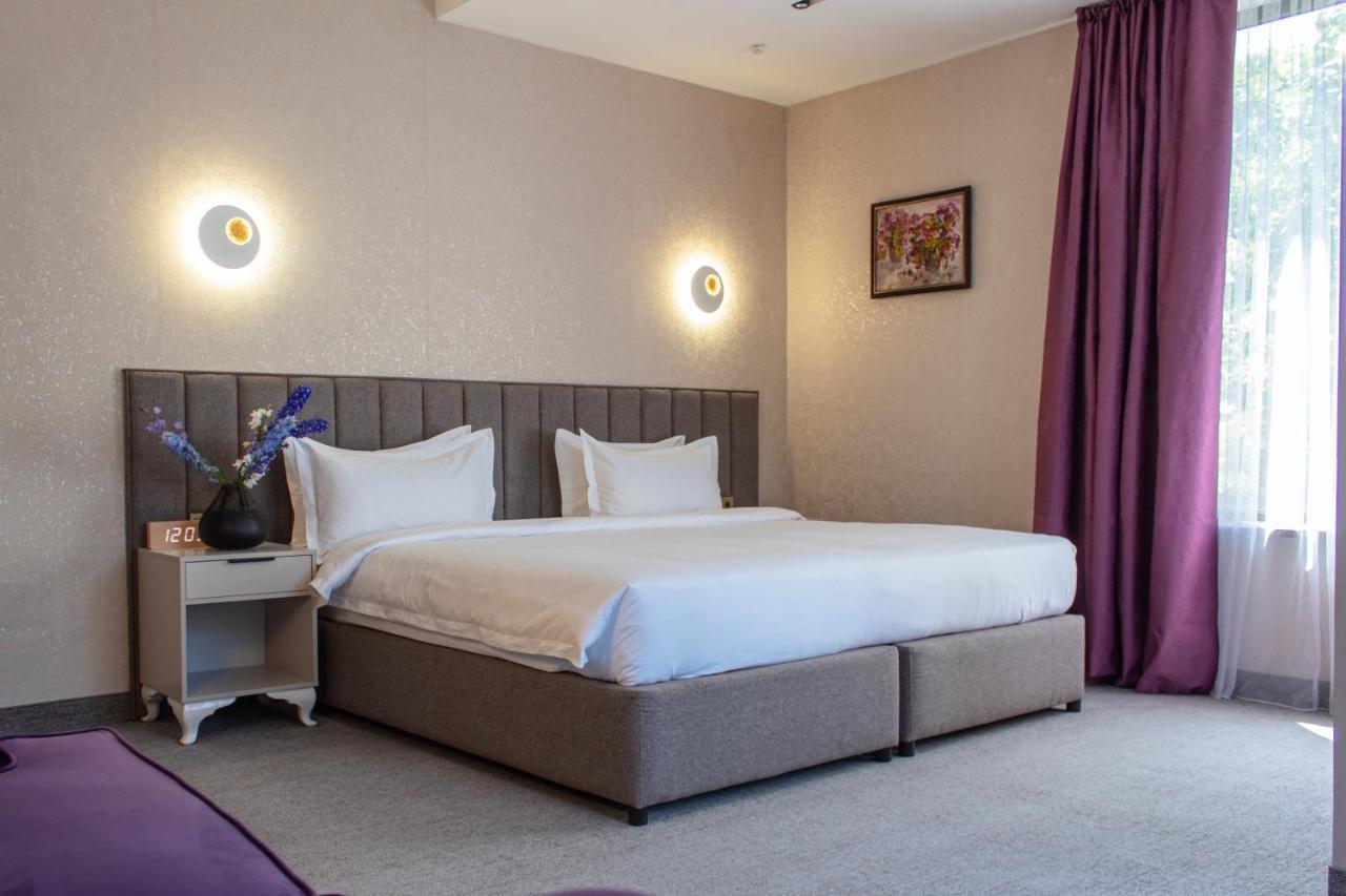 Orient Hotel Бишкек Екстериор снимка