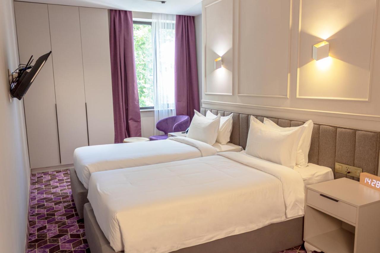 Orient Hotel Бишкек Екстериор снимка
