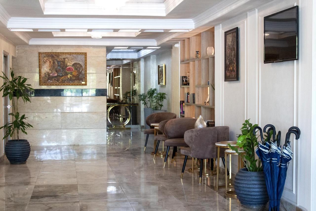 Orient Hotel Бишкек Екстериор снимка