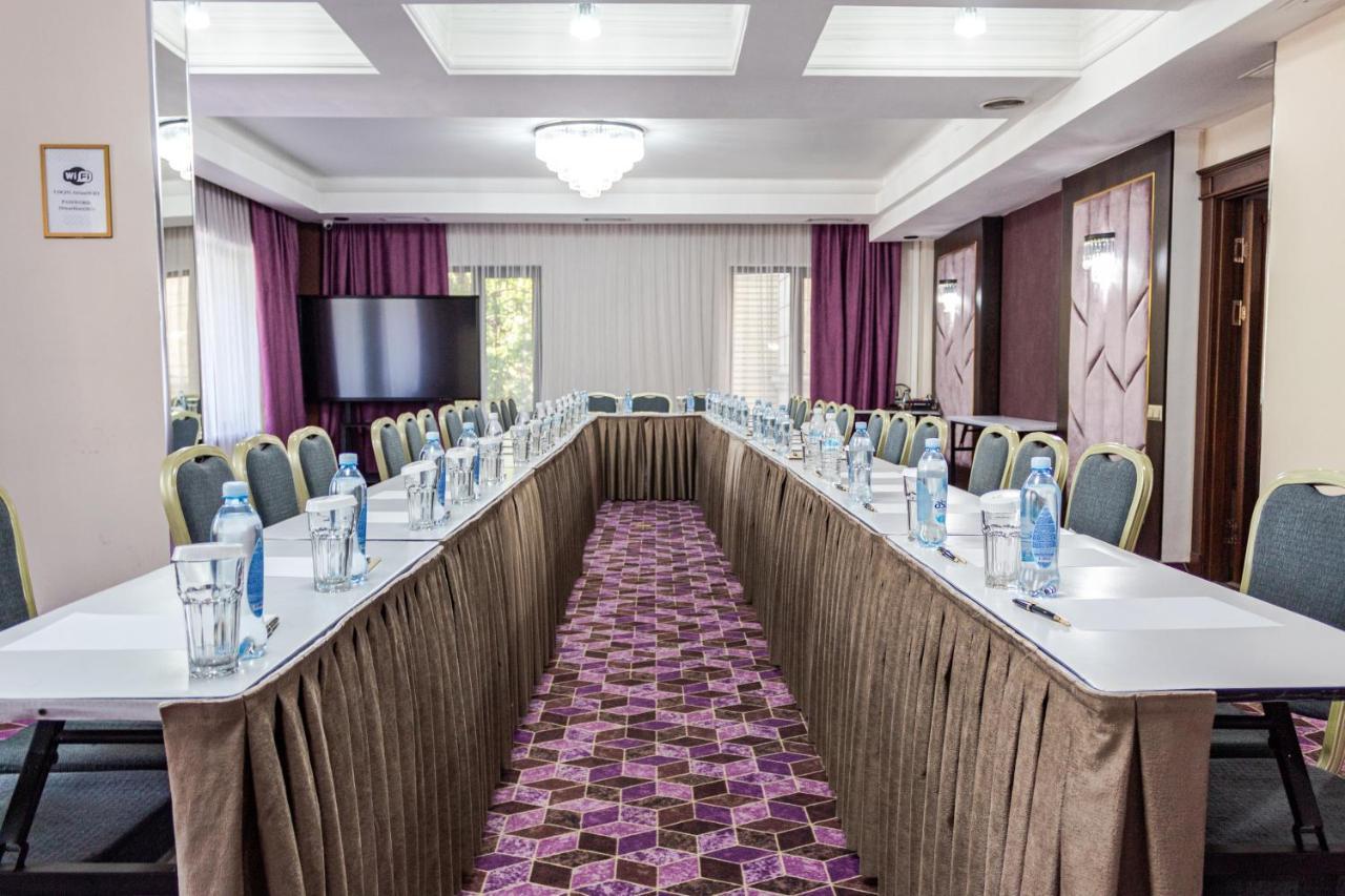 Orient Hotel Бишкек Екстериор снимка