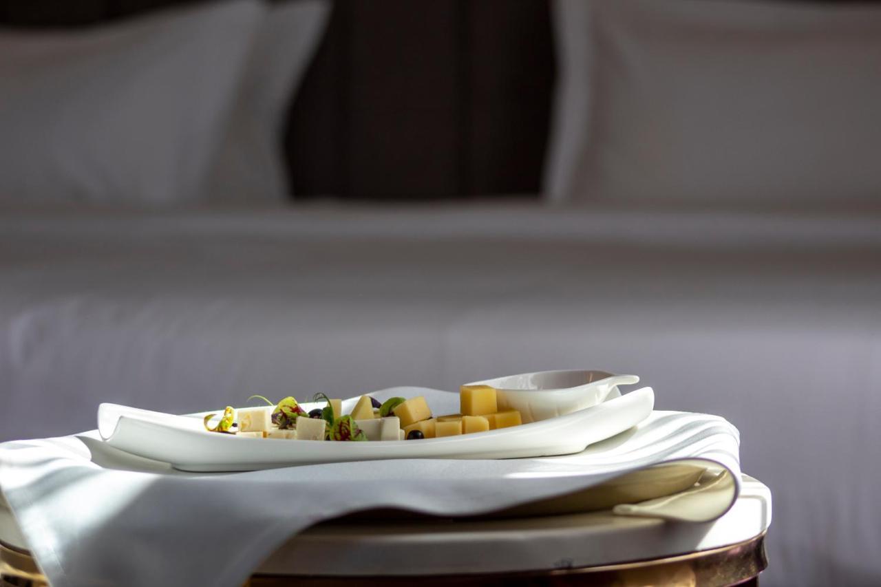Orient Hotel Бишкек Екстериор снимка