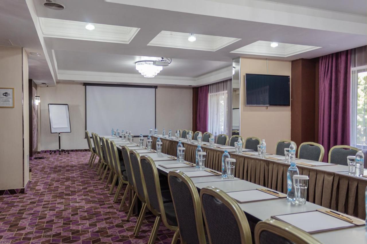 Orient Hotel Бишкек Екстериор снимка