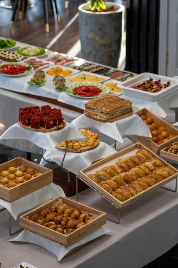 Orient Hotel Бишкек Екстериор снимка