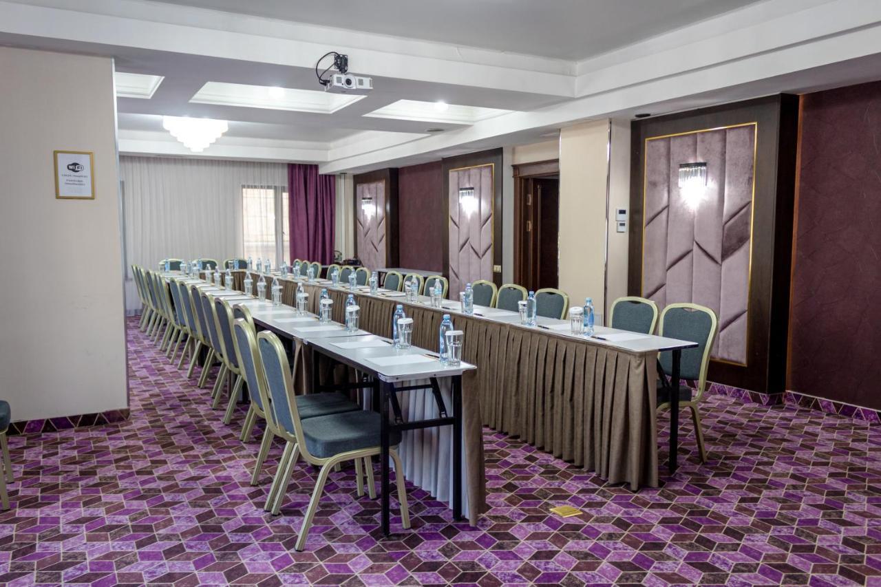 Orient Hotel Бишкек Екстериор снимка