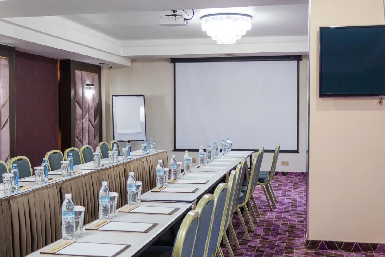 Orient Hotel Бишкек Екстериор снимка