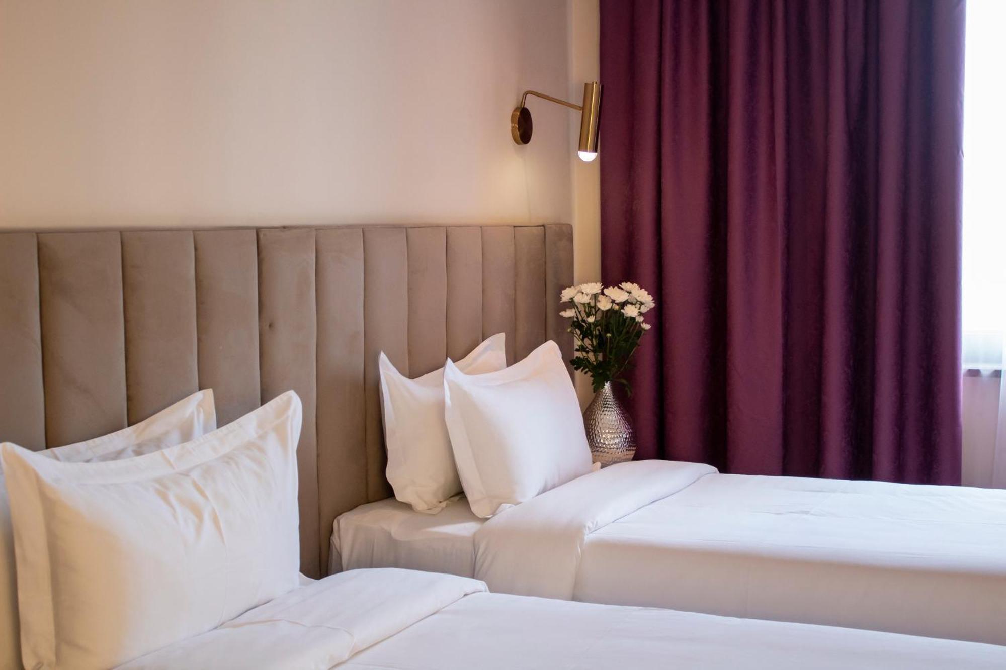 Orient Hotel Бишкек Екстериор снимка